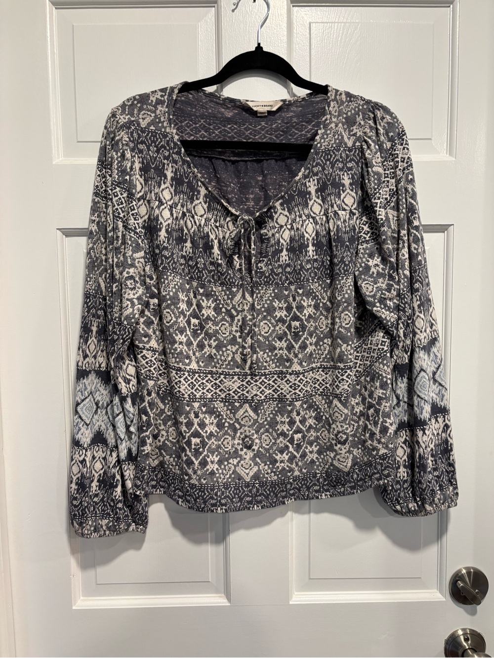 LUCKY L brand Women's Gray Peasant Top With Matching String Tie